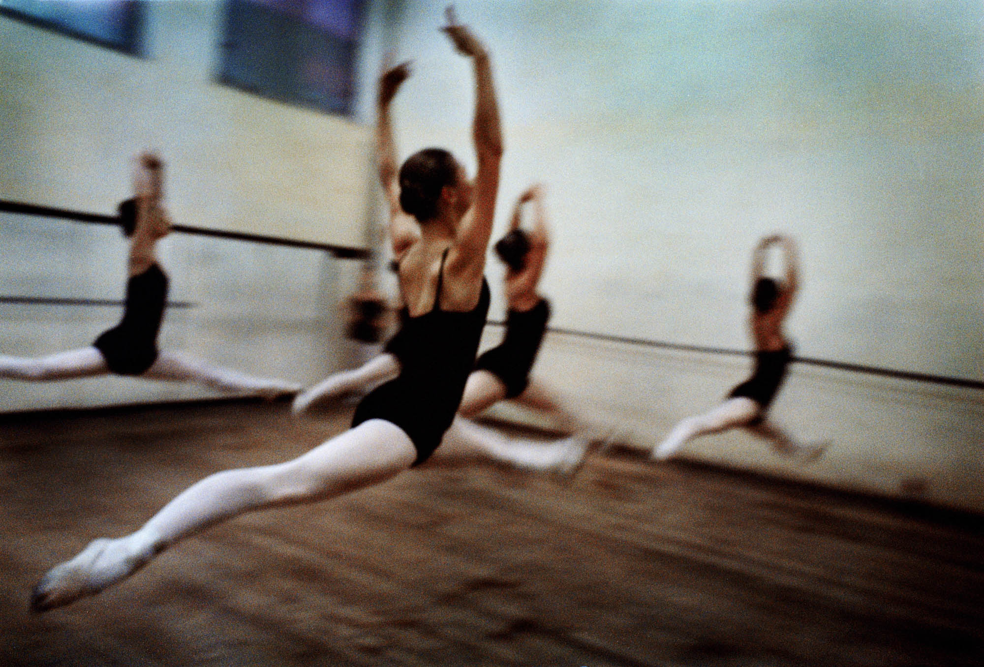 Moldova Ballet, Jumping Girls